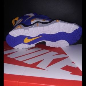 Nike Air Barrage Sneakers